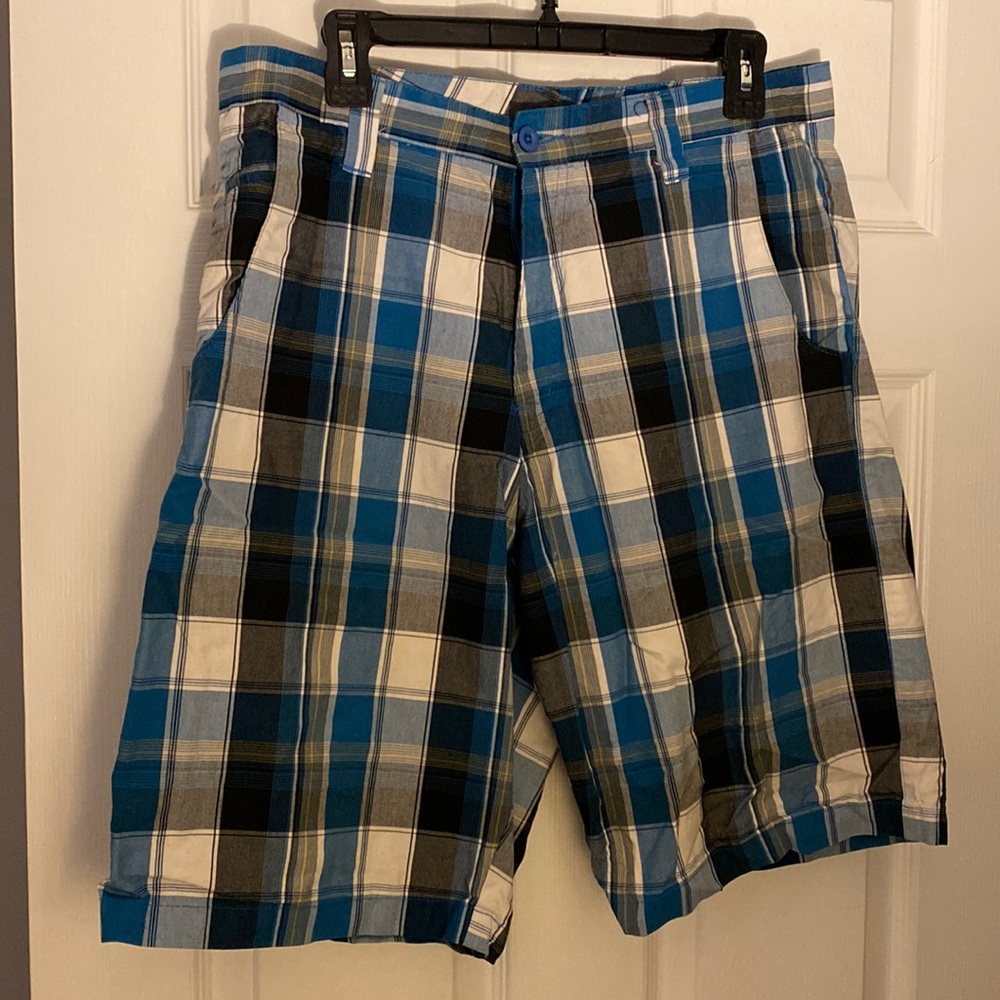 New Burnside men’s shorts-size 32 length 22 1/2-smoke free home